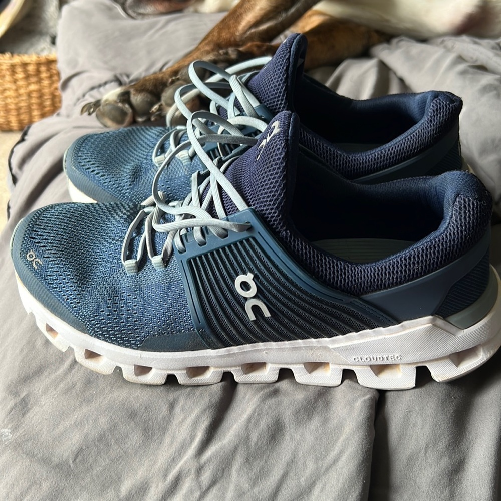 Mens size 8.5 on cloudswift on running shoes